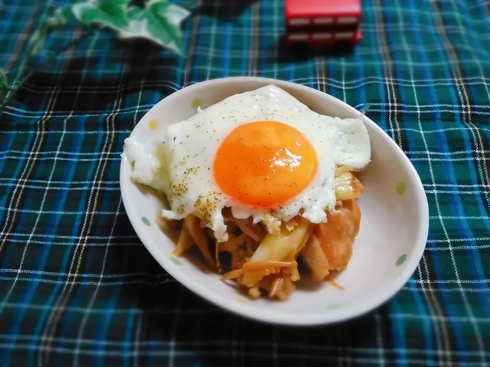 ほとんど目玉焼き💦鶏肉と長ネギのガリバタポン炒め|花ママさん