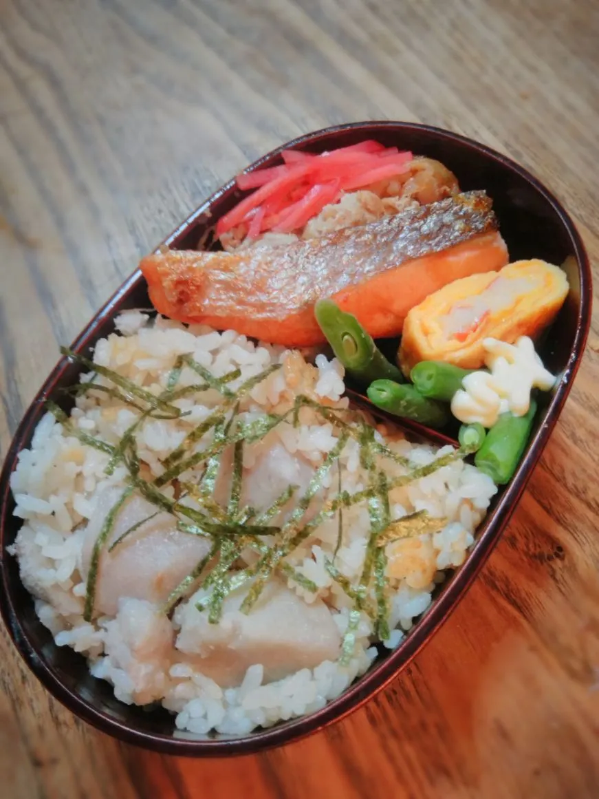 今日のお弁当
・里芋炊き込みご飯
・焼鮭
・だし巻き卵
・豚コマ生姜焼き|akiさん