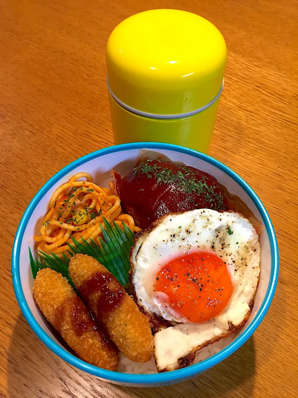 Snapdishの料理写真:新学期開始  高校生息子の弁当  ハンバーグのっけ弁当|まつださんさん