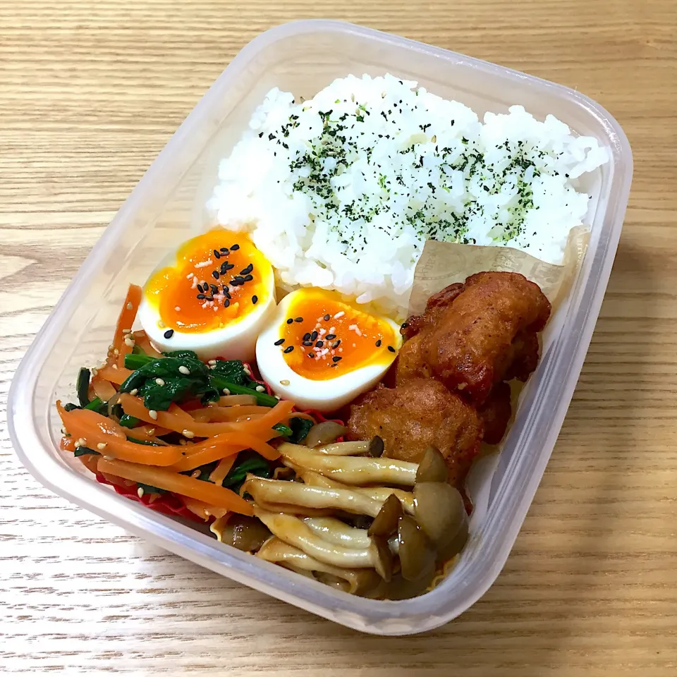 Snapdishの料理写真:火曜日の旦那さんのお弁当☺︎ #お弁当記録  #ゆで卵 #ほうれん草とニンジンのナムル #しめじソテー|むさけんさん