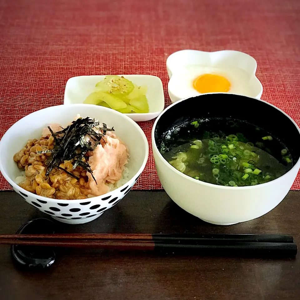 Snapdishの料理写真:ねぎとろ納豆丼、わかめとふわふわ卵白の味噌汁、玉子とろろ、セロリの浅漬け|恭子さん