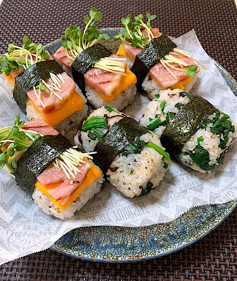 Snapdishの料理写真:野菜と魚の30雑穀ごはんで🍚 ハムステーキにぎり & ほうれん草と昆布にぎり|kiusoudaiさん