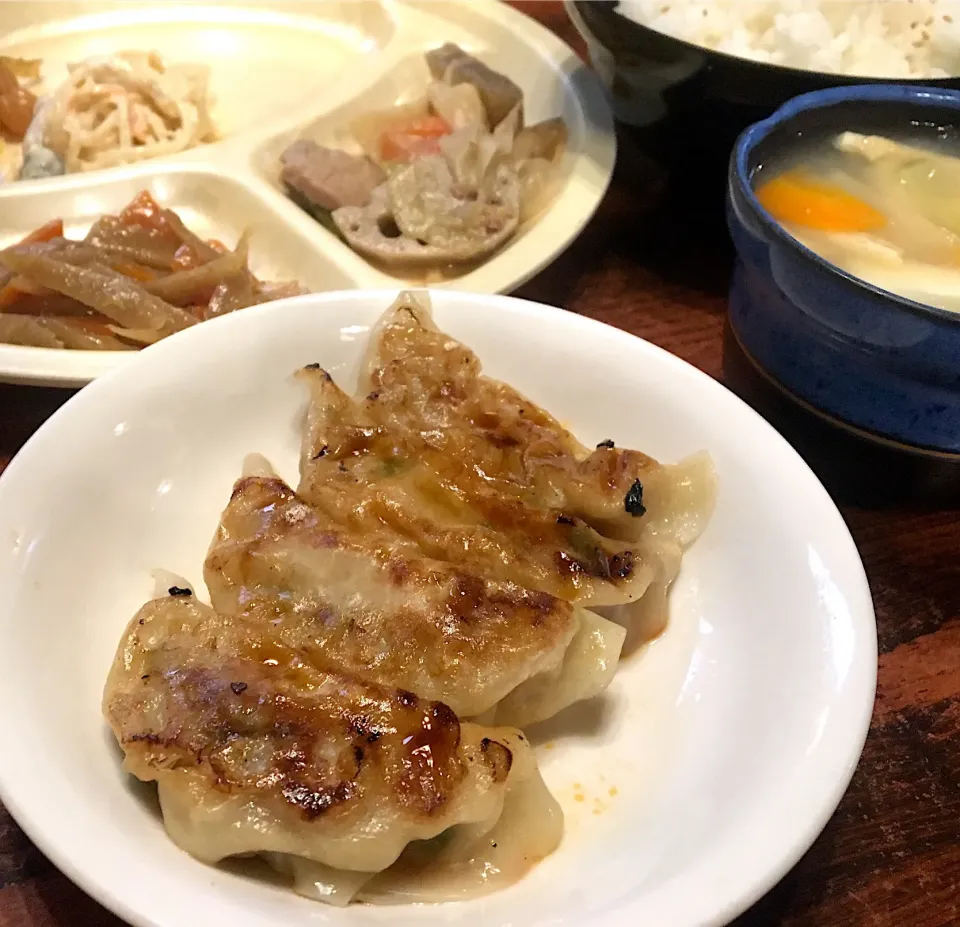 本日の賄い  昼ごはん☀️☀️☀️
餃子  煮物  鶏ごぼう煮  スパサラなど|ぽんたさん