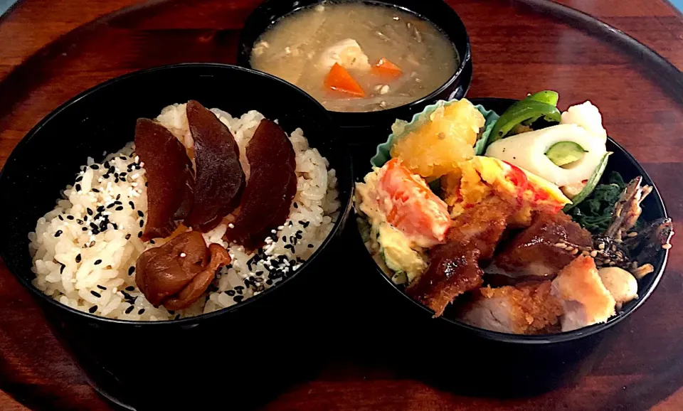 今年もお弁当🍱ソースかつ🥩カニカマ入り卵焼き🍳キュウリちくわ🥒栗きんとん🌰田作り🐟ポテトサラダ🥗（セゾンファクトリーのシーザーサラダドレッシング使用）鰯汁🍜奈良漬け #息子弁当  #サーモスランチジャー  #ソースかつ  #かに玉  #ポテトサラダ  #セゾンファクトリー  #セゾンファクトリーのシーザーサラダドレ #|Yukie  Toriseさん