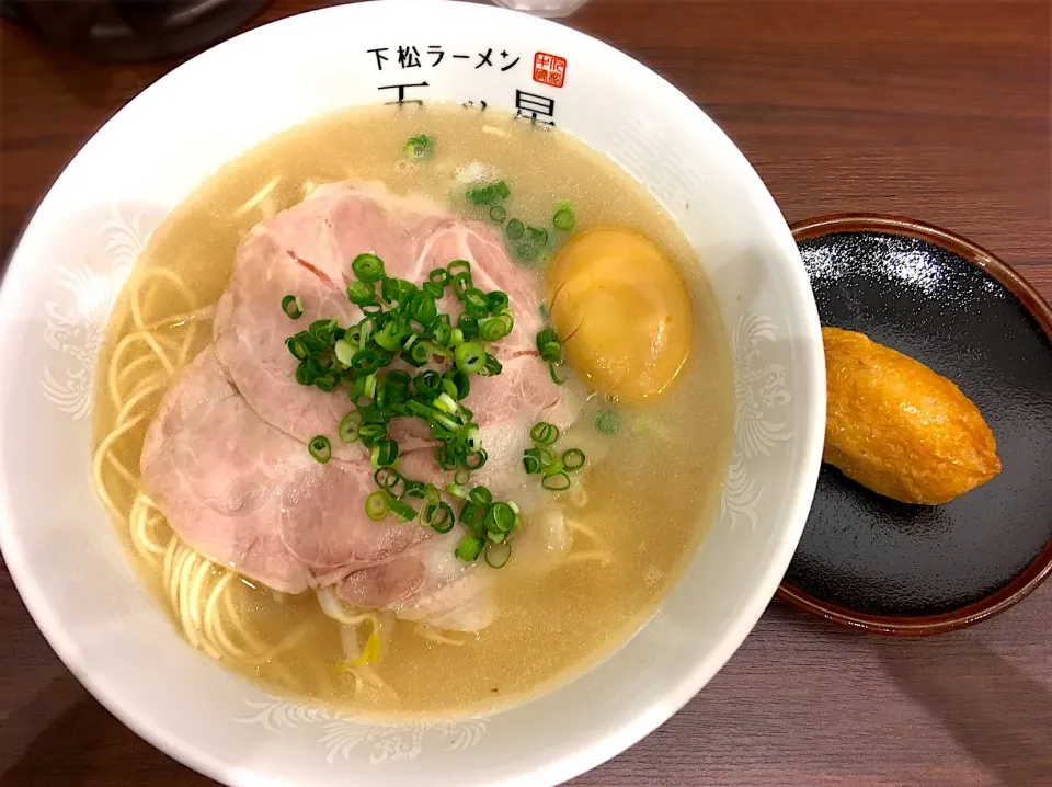 Snapdishの料理写真:ラーメン(中)＋いなり寿司1ケ|morimi32さん