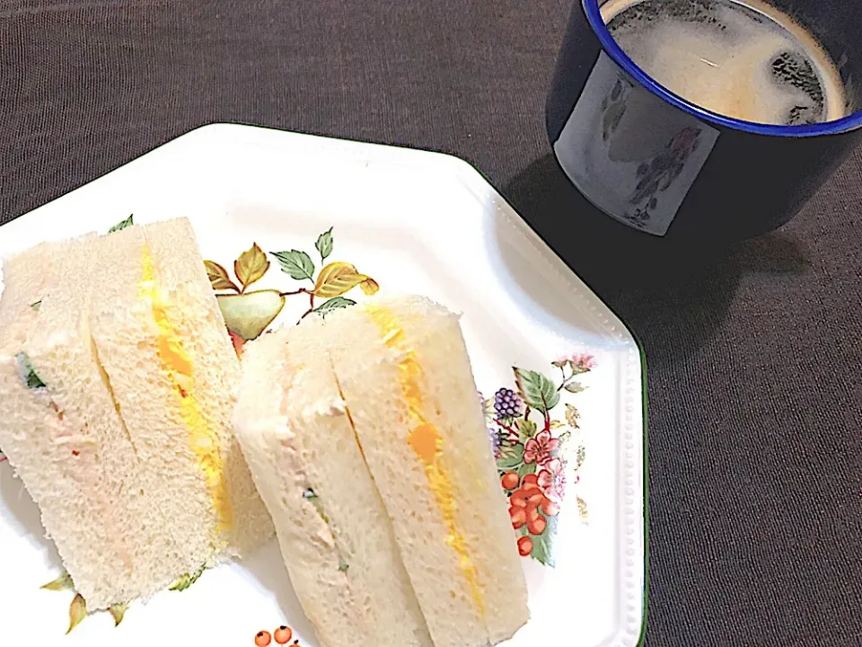 1／8朝食  #朝ごはん  
•サンドイッチ •コーヒー|おさんどんさん