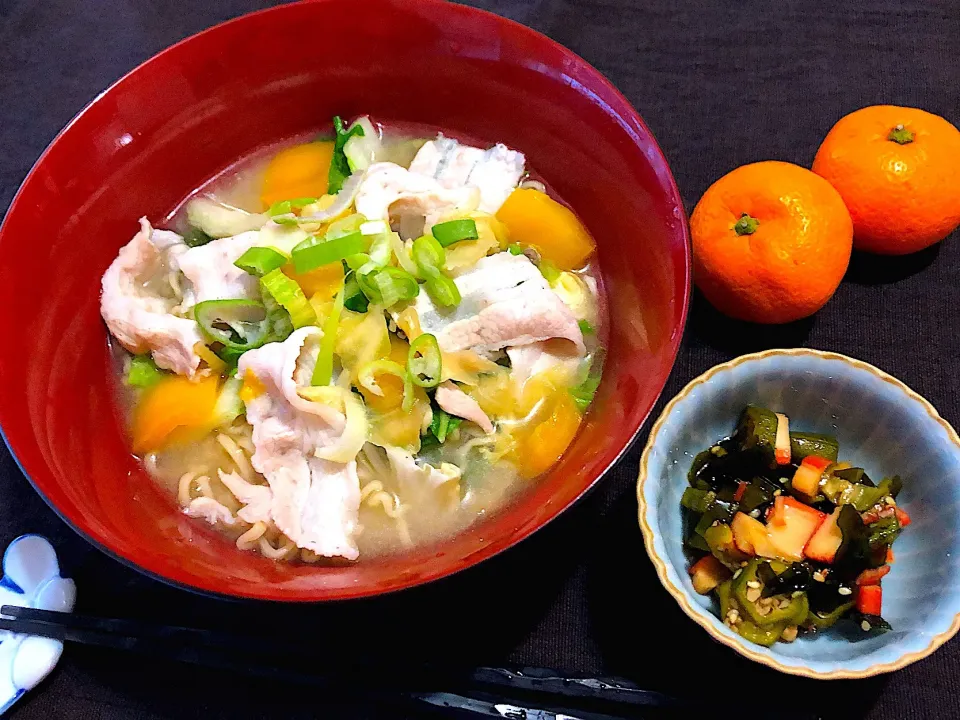 Snapdishの料理写真:1／8昼食  #昼ごはん 
•ラーメン •おくらとワカメの和え物食べ切り •みかん|おさんどんさん