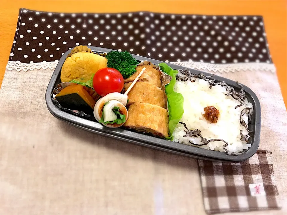 信田巻き🐓🌀
まん丸卵焼き🍳
かぼちゃの煮物🎃
竹輪＋大葉＋梅巻き🌀
🍅🥦🍚|あやこさん