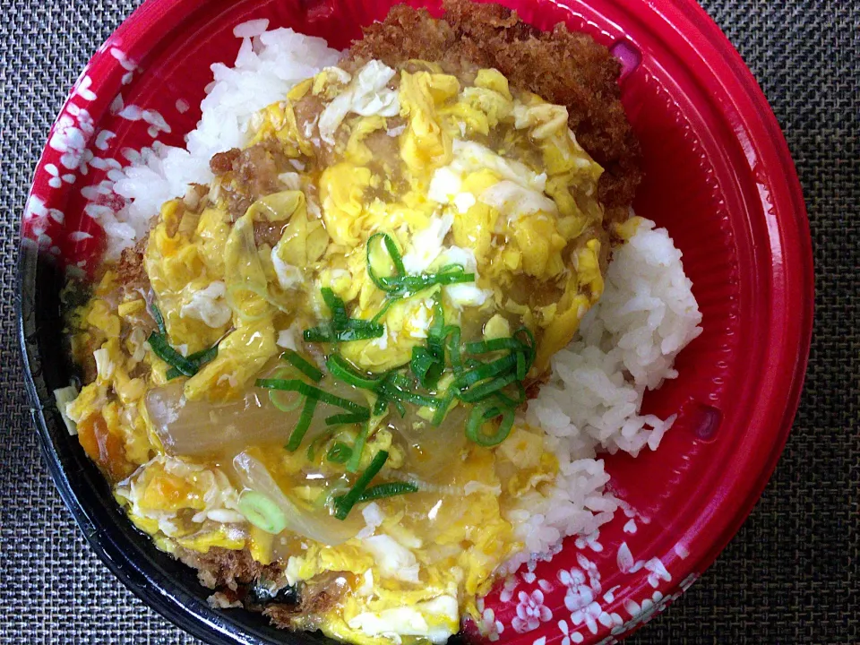 Snapdishの料理写真:ロースカツ丼|ばーさんさん