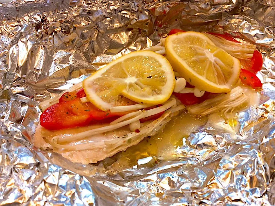 シャケ🐟とキノコ🍄のホイル焼き😋|アライさんさん