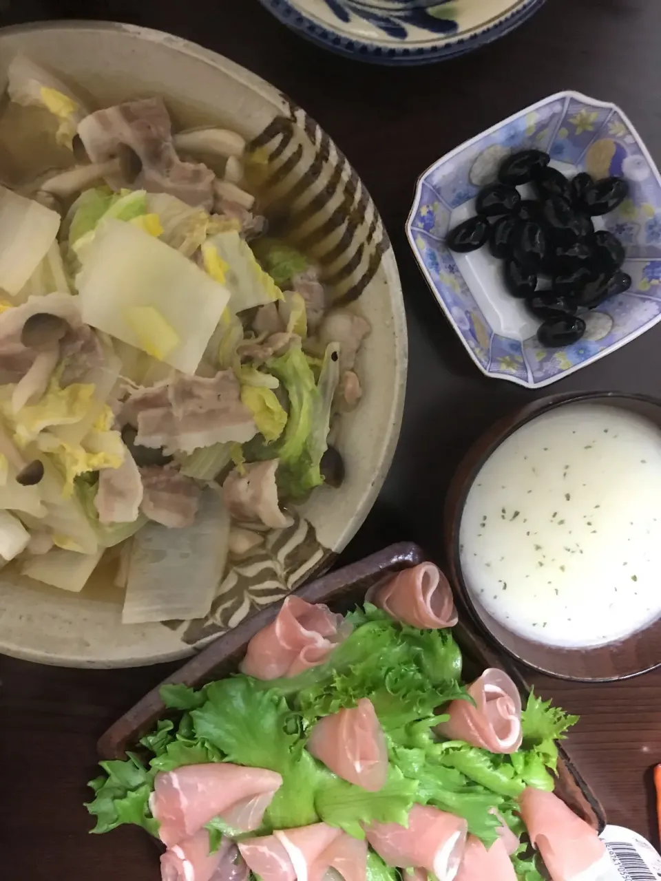 Snapdishの料理写真:1月8日晩ご飯。白菜と豚バラ煮、生ハムサラダ、黒豆。|あやさん