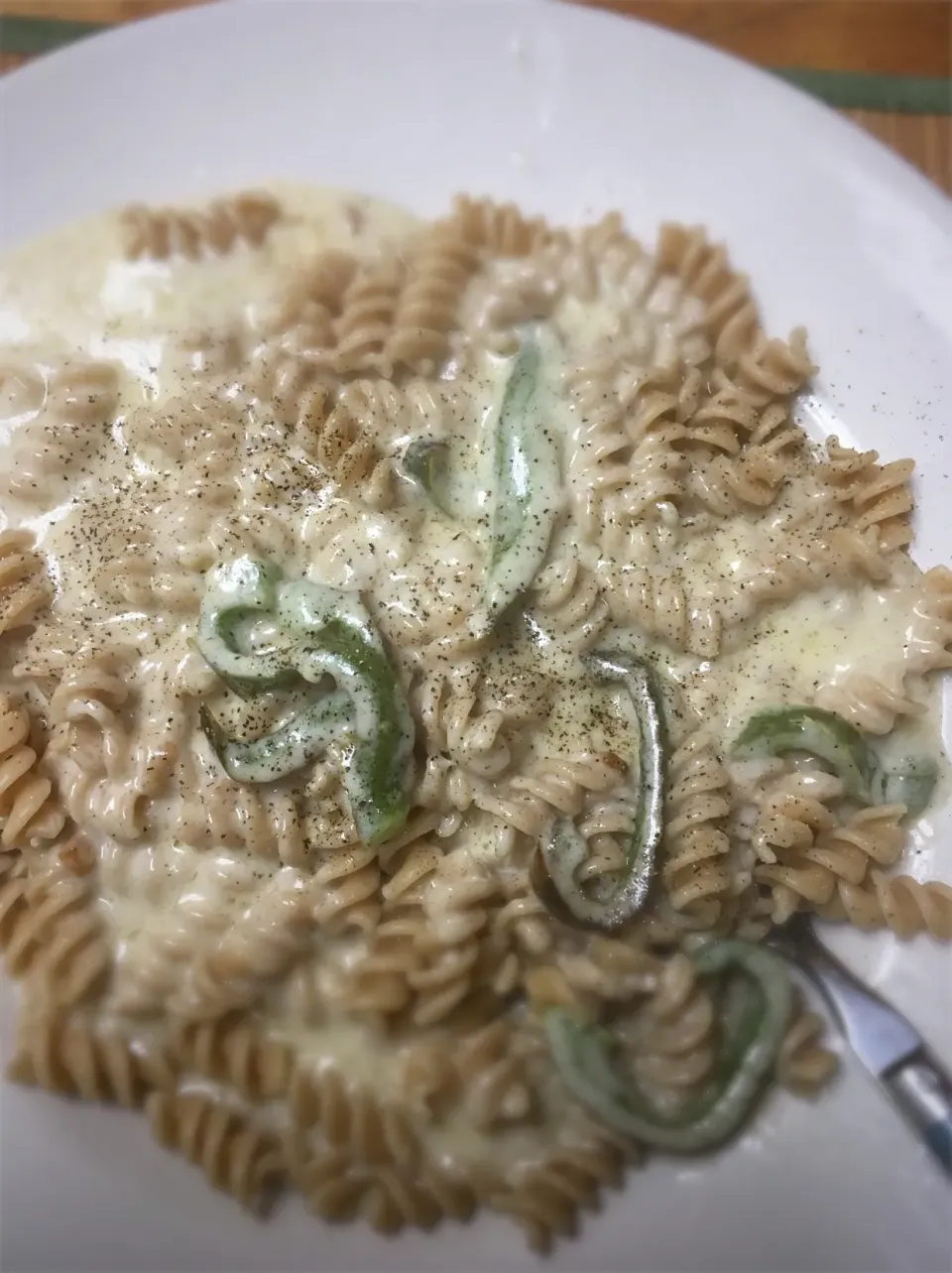 Snapdishの料理写真:Rotini Alfredo with fresh garlic and bell pepper, extra black pepper and olive oil|Michaels Culinary Adventuresさん