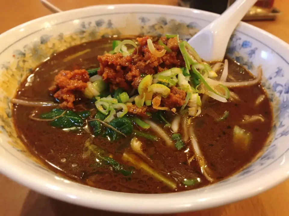 京城飯店の黒担々麺|ジイジさん