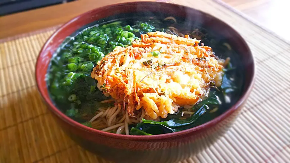 かき揚げワカメの年越しちゃった蕎麦～
の昼ごはん✨|kaz(*･ω･)さん