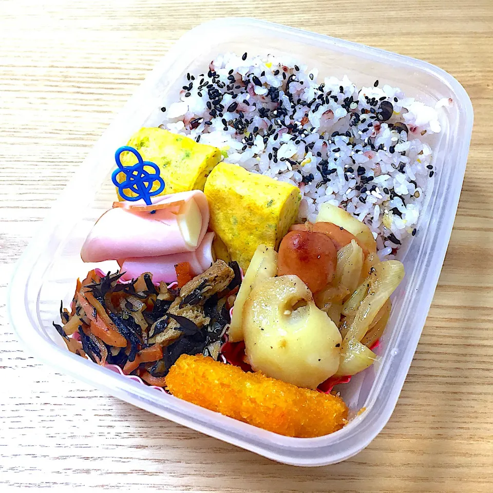 水曜日の旦那さんのお弁当☺︎ #お弁当記録  #青のり入り卵焼き  #ひじきの煮物  #ジャーマンポテト  #ハム巻きチーズ|むさけんさん