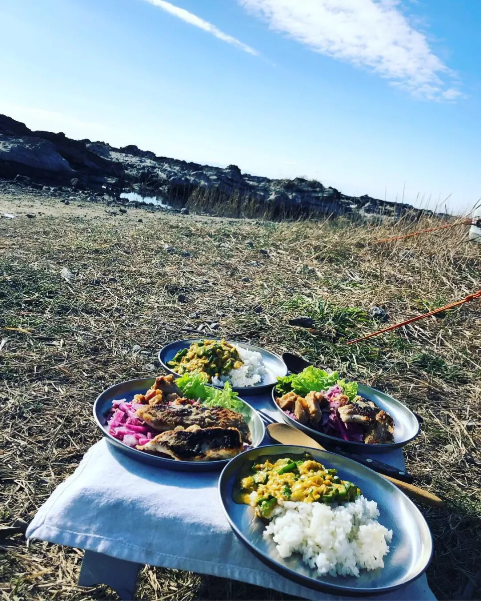 キャンプめしは真鯛のハーブ焼きとオクラ入りスクランブルエッグごはん♪|ちーちさん