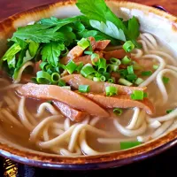 Snapdishの料理写真:八重山そば
　＊ 特徴は肉と蒲鉾を細切りにした具と  丸細ストレート麺|miyagushikuさん