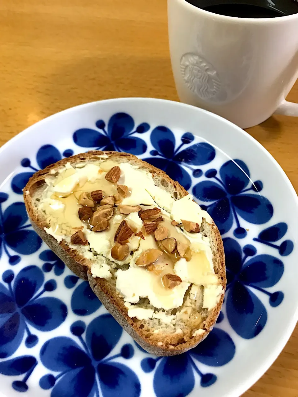 Snapdishの料理写真:ル・オーブンのパンでアーモンドと蜂蜜のオープンサンド🥖|ゆかりさん