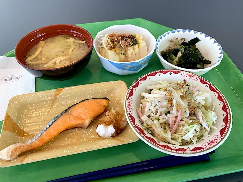 甘塩鮭、胡瓜と若布としめじの酢の物、冷奴、しらすとシソ大根サラダ、味噌汁|Tadahiko Watanabeさん