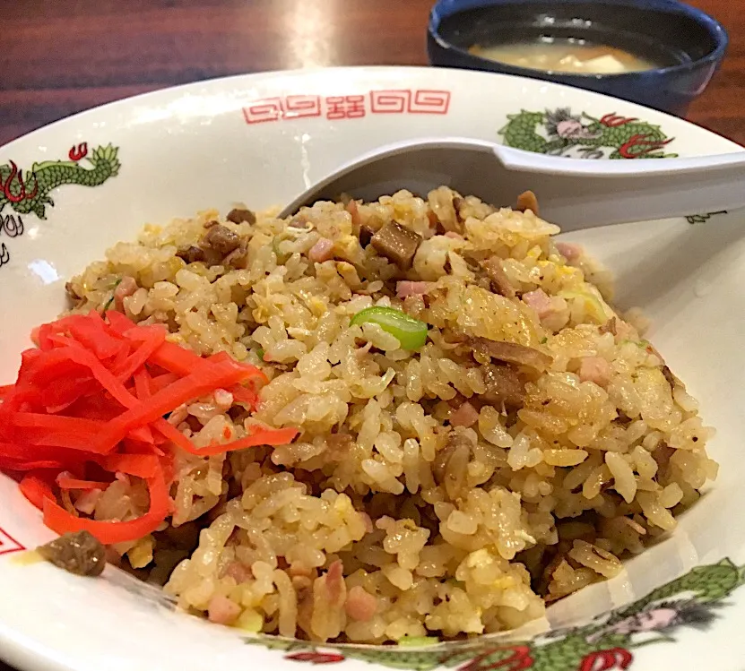 Snapdishの料理写真:本日の賄い  昼ごはん☀️☀️☀️
炒飯  (　ﾟдﾟ)ﾝﾏｯ!|ぽんたさん