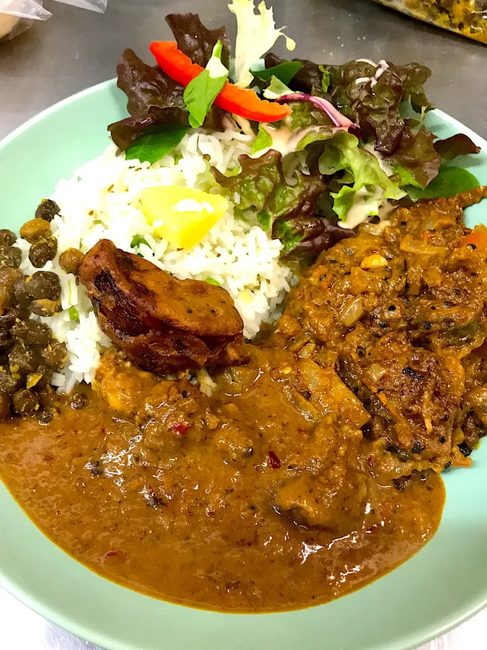 Snapdishの料理写真:牛スジカレー🍛と野菜カレー🍛のあい盛りカレー|mariamさん