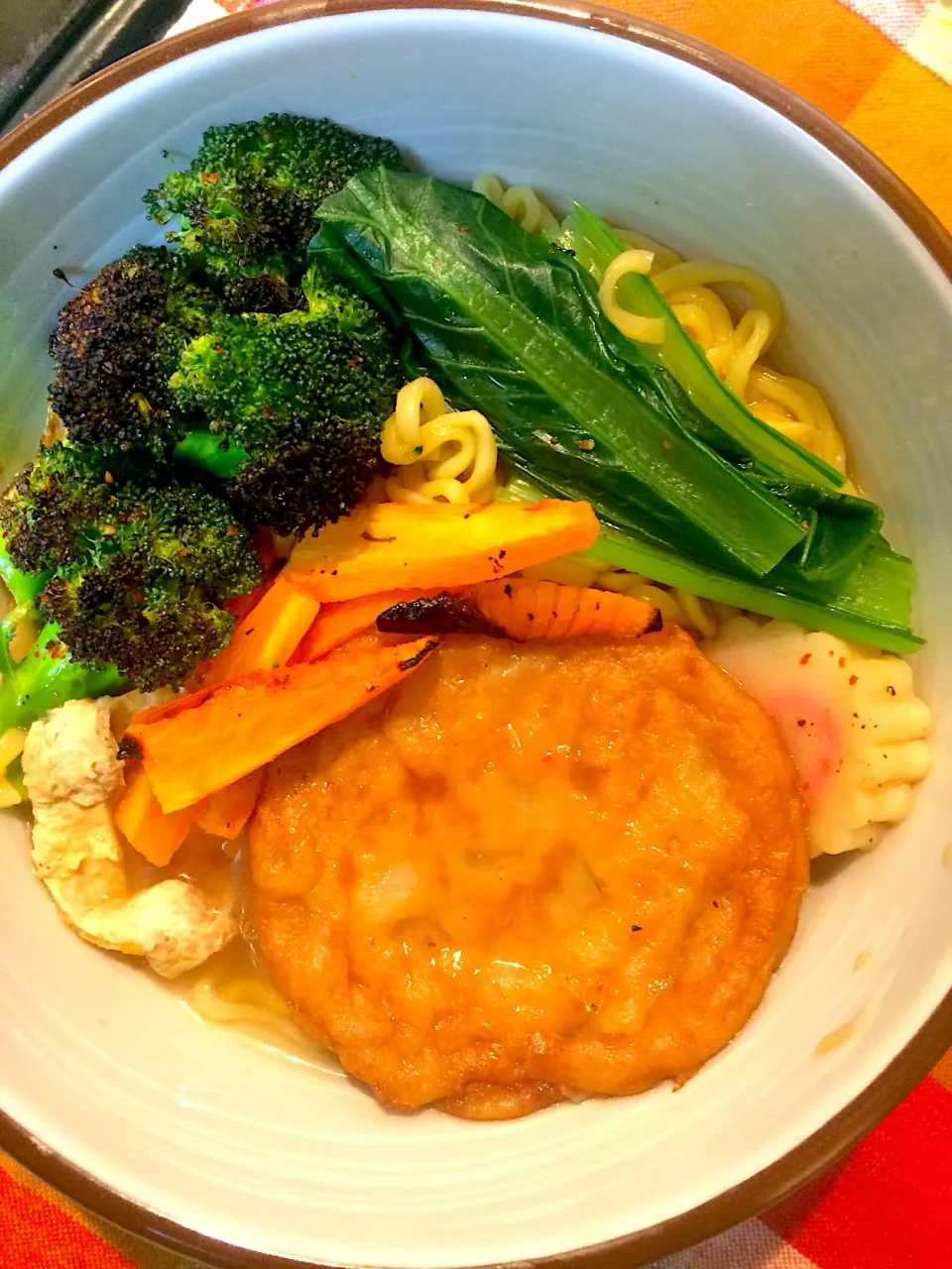 Shoyu ramen with kamaboko with roasted carrots and broccolis|Ana (POT_Y134YUM609)さん