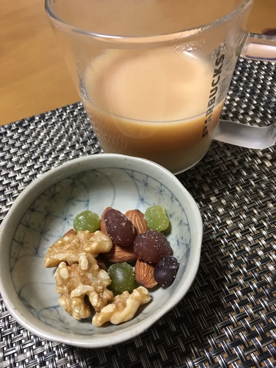 初めての食べ合わせ💞 素焼きアーモンドと胡桃に甘納豆イケますぞ〜✨✨✨ ルイボスミルクティで。|さくたえさん