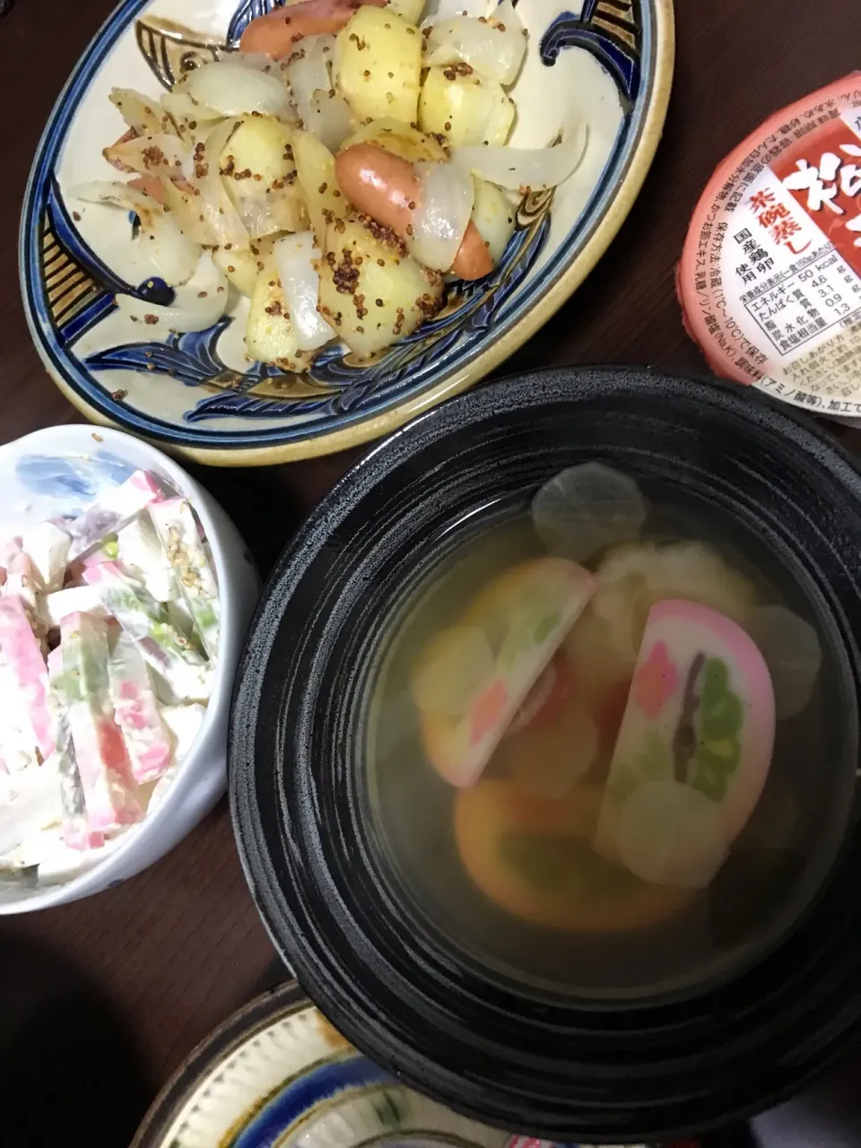 1月9日晩ご飯。ジャーマンポテト、大根とかまぼこのワサマヨ和え、レトルト茶碗蒸し、お餅はまだまだあるけど、今年最後のお雑煮。|あやさん