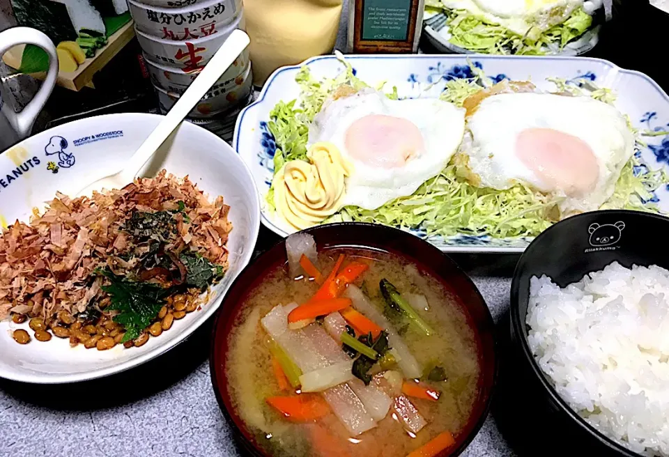 味噌汁の具はほぼ温野菜として食べる感じで
 #夕飯 白米、大根小松菜人参生姜味噌汁、おかかしそ納豆、目玉焼き(卵2つ使用)、キャベツ|ms903さん