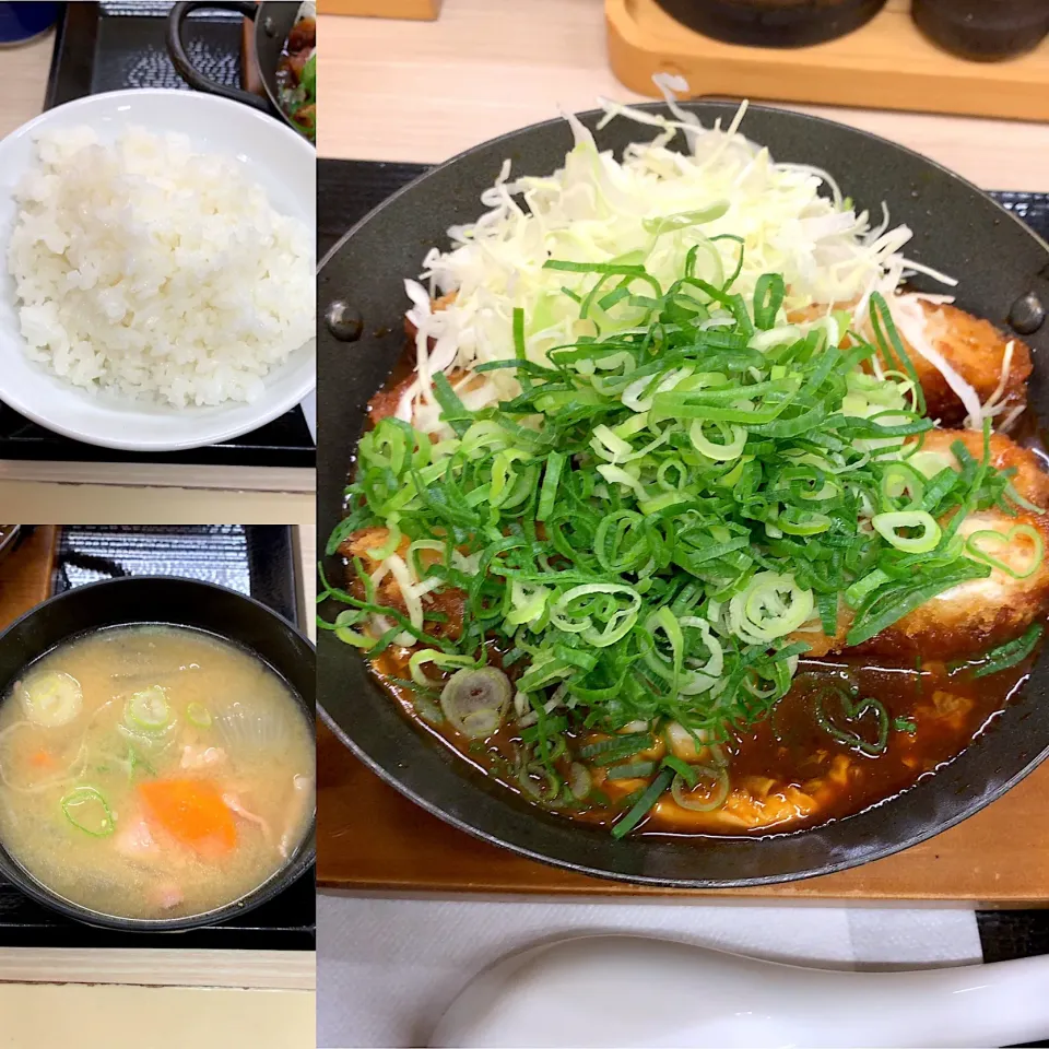 Snapdishの料理写真:鶏つくね味噌カツ鍋定食🍲|るみおんさん