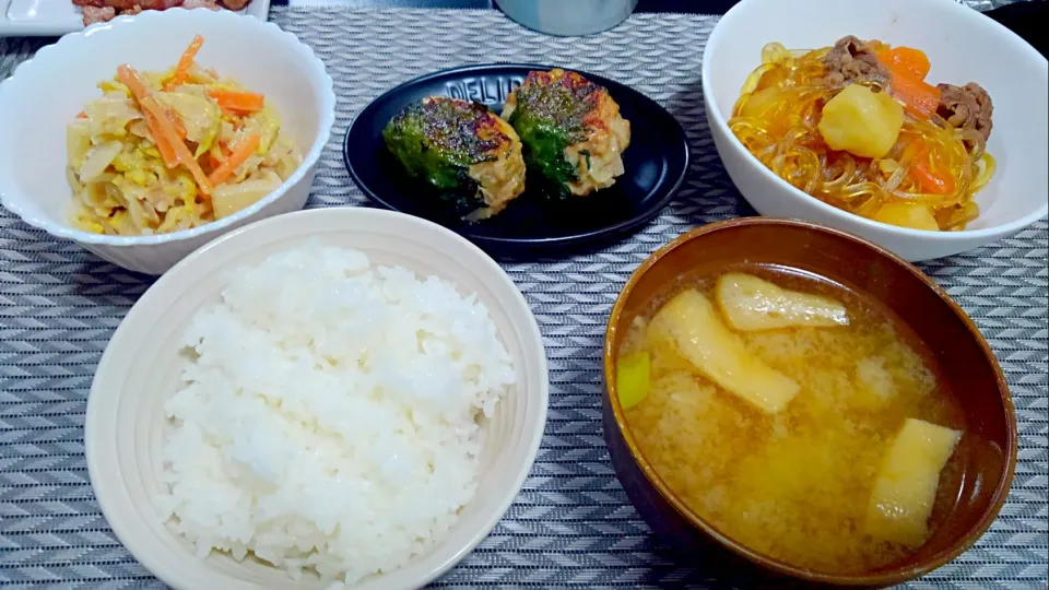 大葉チーズつくね　肉じゃが　白菜春雨サラダ　長ネギとえのきの味噌汁|いとりんさん