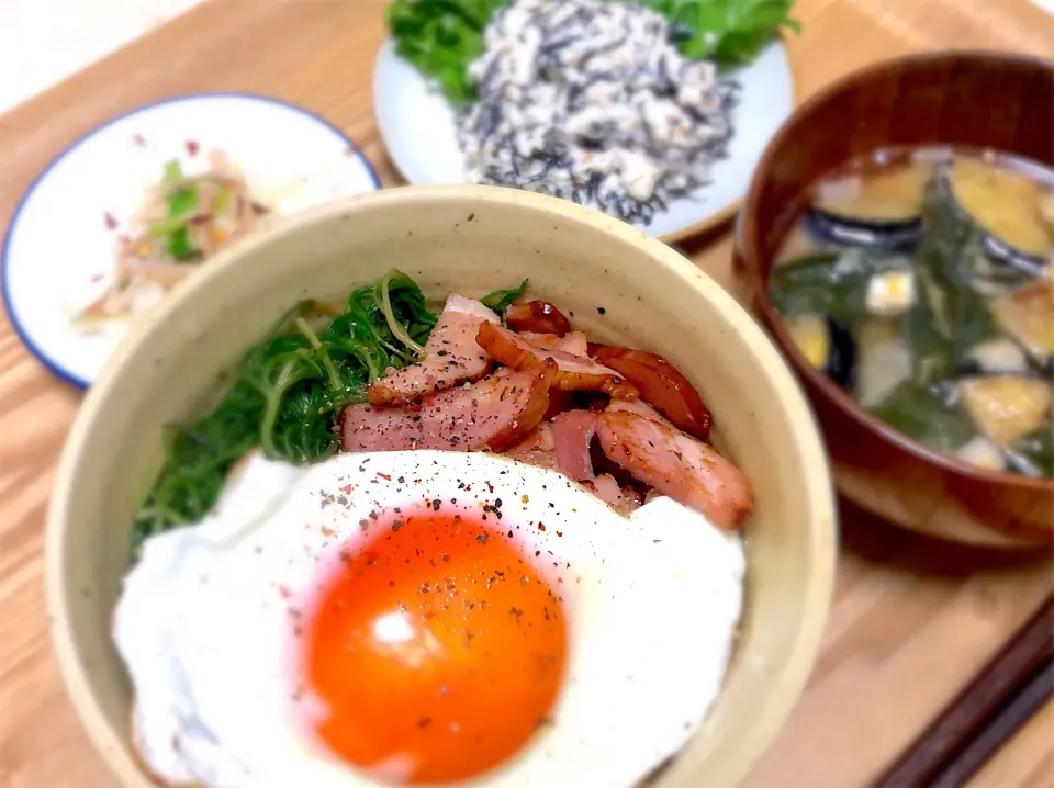 おかひじきとベーコンの丼ぶり/セロリとさきいかの和え物/ひじきの白和え/なすのお味噌汁|nuabomeuさん