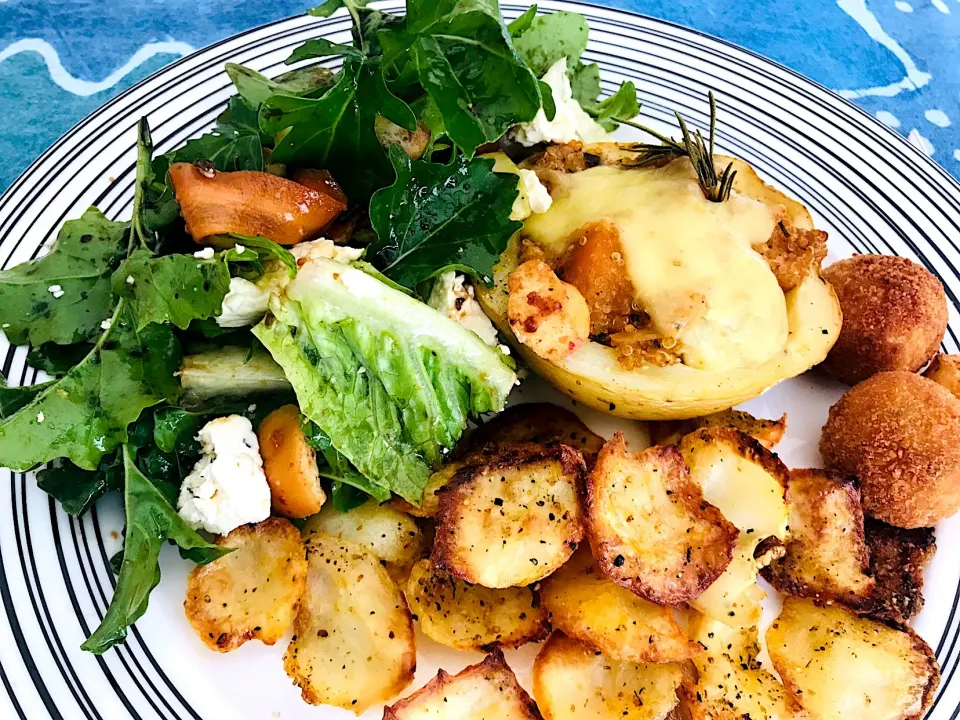 Stuffed potato with quinoa and butternut with cheese on top. Fried Potato shavings, mozzarella Arancinis and Salad|Sergio Lacuevaさん