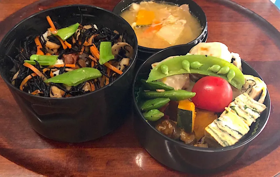 Snapdishの料理写真:本日もお弁当🍱豚シュウマイ🥓かぼちゃ煮付け🎃大葉入り卵焼き🍳スナップえんどうベーコン炒め（小樽メルカードの桜燻ベーコン使用）麻婆ナス🍆ひじき人参🥕 #息子弁当  #サーモスランチジャー  #しゅうまい  #かぼちゃ煮付け #卵焼き  #大葉  #スナップエンドウ  #ベーコン  #小樽メルカード #桜燻ベーコン #麻婆|Yukie  Toriseさん