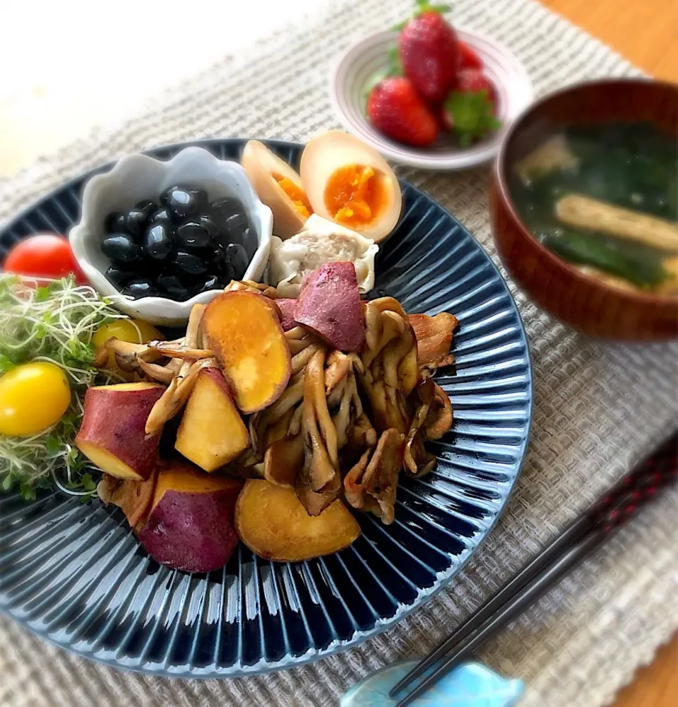 Snapdishの料理写真:朝ごはんを食べよう☀️豚肉とさつまいもと舞茸の甘辛炒め🐖🍠|あしゃぱんさん