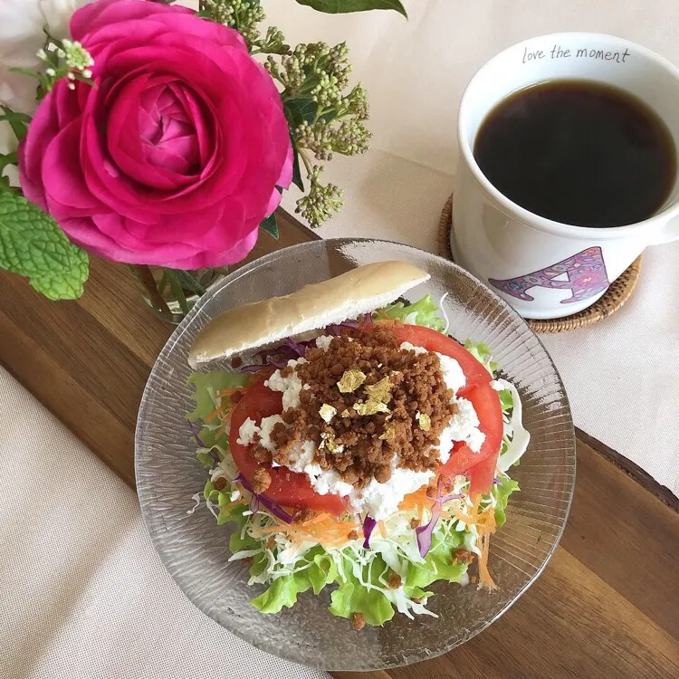 Snapdishの料理写真:1/10❤︎鶏そぼろ&カッテージチーズベーグルサンド金箔のせ❤︎
お正月の金箔が余っていたのでトッピング…
#お昼ごはん #ランチ #おうちごはん #おうちカフェ #鶏そぼろ #カッテージチーズ #ベーグルサンド #自家製サンド|Makinsさん