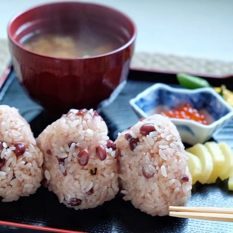 Snapdishの料理写真:日本人でよかったメシ！赤飯おにぎりとたくあん | オチャメシいかが|match_guy_niceさん