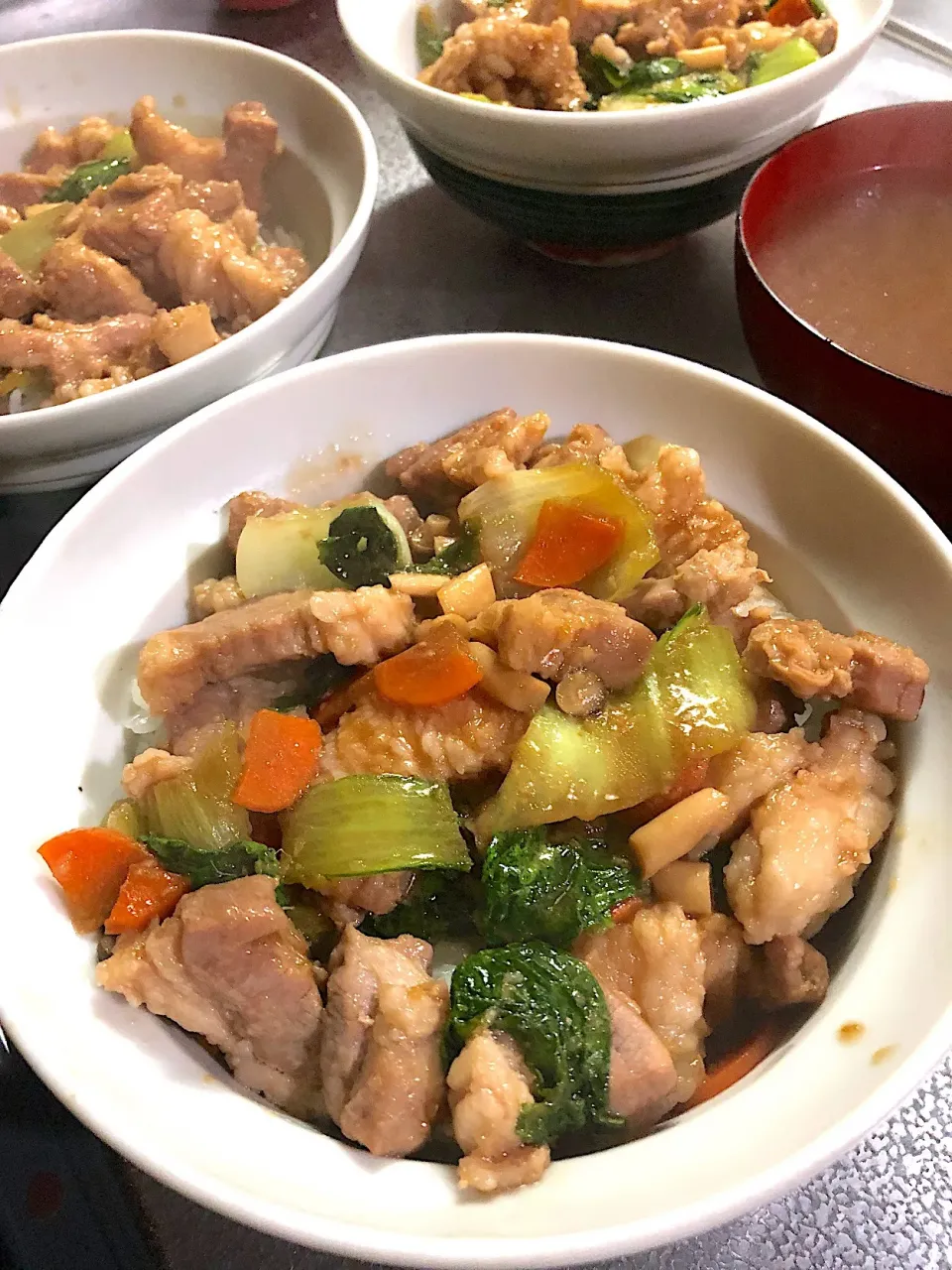 豚バラと青梗菜のにんにく醤油丼|たびもかさん