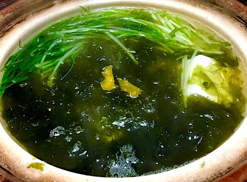 Snapdishの料理写真:水菜入りアオサ湯豆腐鍋                                            #アオサ海苔の良い香り  #柚子添えて  #居酒屋メニュー|mottomoさん