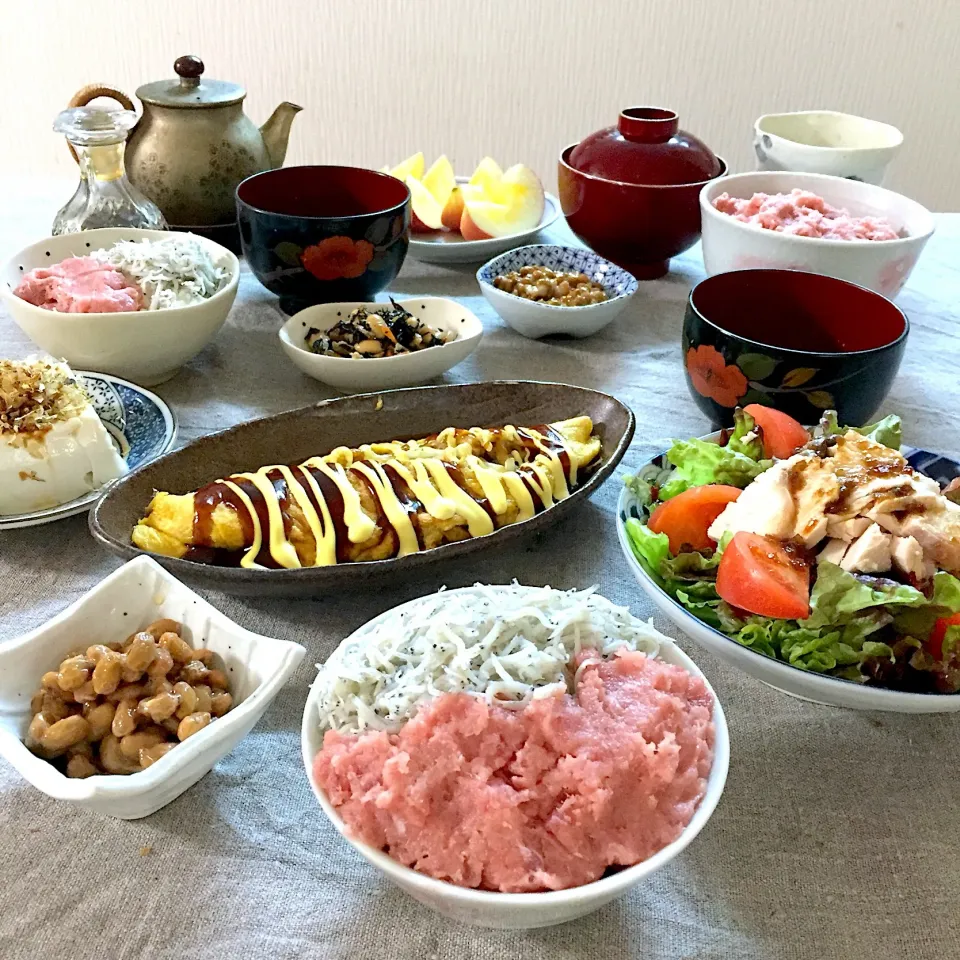 Snapdishの料理写真:しらすネギトロ丼、豚平焼き、鶏胸肉のサラダ、ひじき煮、豚汁|ゆかりさん