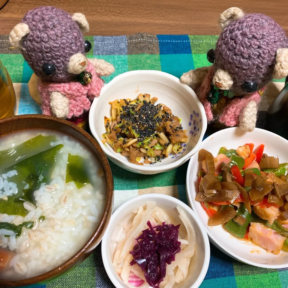 わかめと和豆の麦飯粥
ピーマンとベーコン炒め
肉味噌とキャベツ和え
大根と紫キャベツのサラダ|chagashiさん