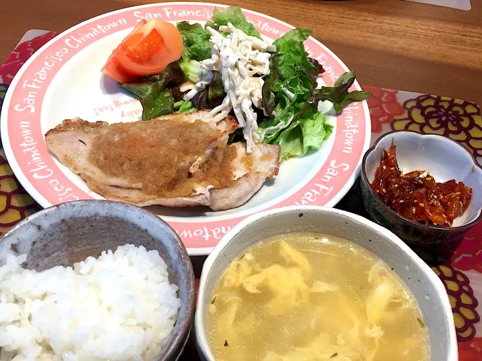 Snapdishの料理写真:晩御飯
豚のおろし生姜ソース、サニーレタス、ごぼうサラダ、トマト、白米、玉ねぎの卵スープ、エビ甘煮|かよちゃんさん