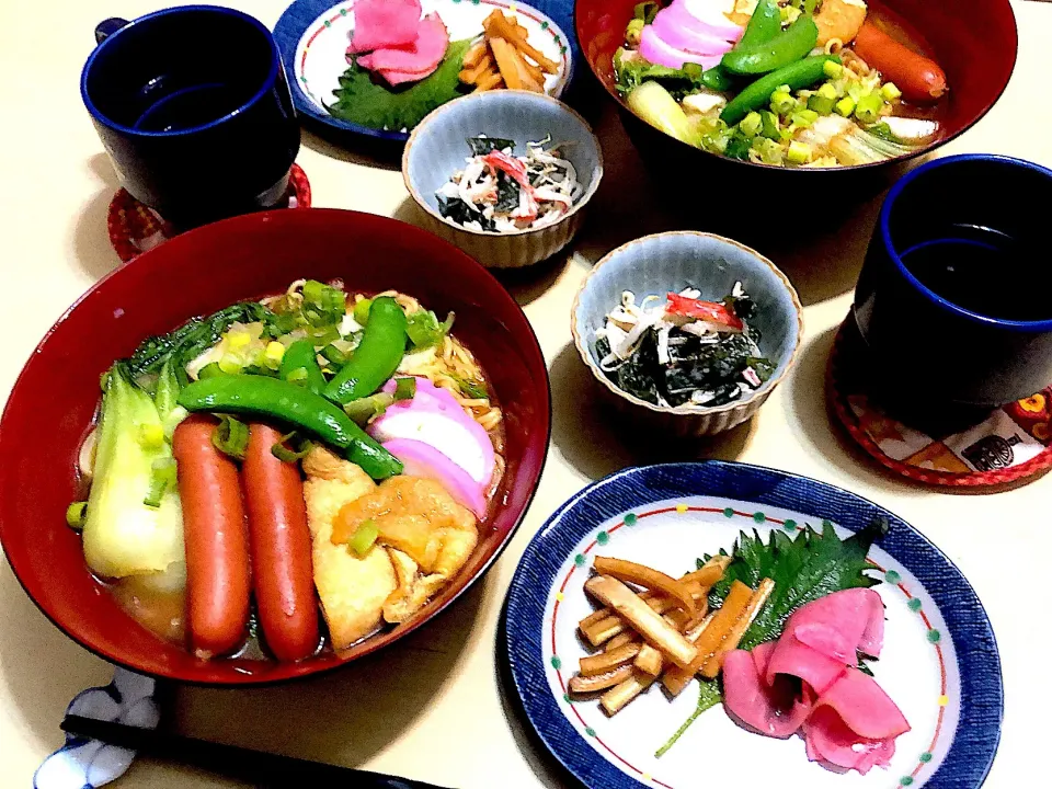 1／10昼食  #昼ごはん  •カレーラーメン •ワカメともやしの和え物 •漬け物(赤大根甘酢・大根の皮の醤油漬け)|おさんどんさん