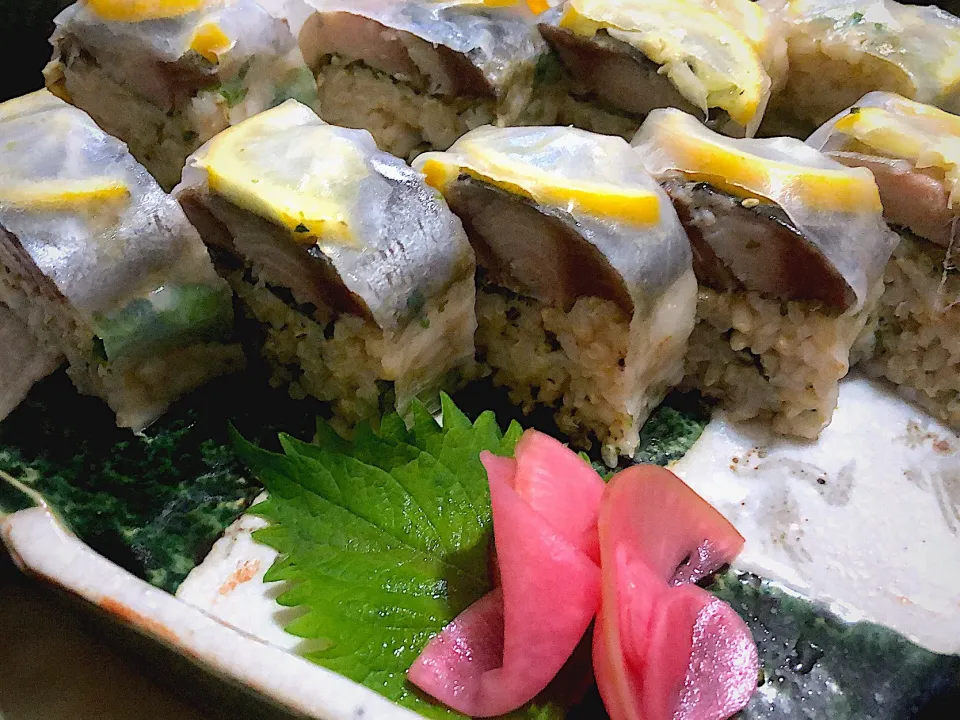 変わり鯖ずし
‥鯖と酢飯の間におぼろ昆布と大葉を、鯖の上には柚子のスライスを載せて生春巻きの皮で覆い、押してみました‥|おさんどんさん