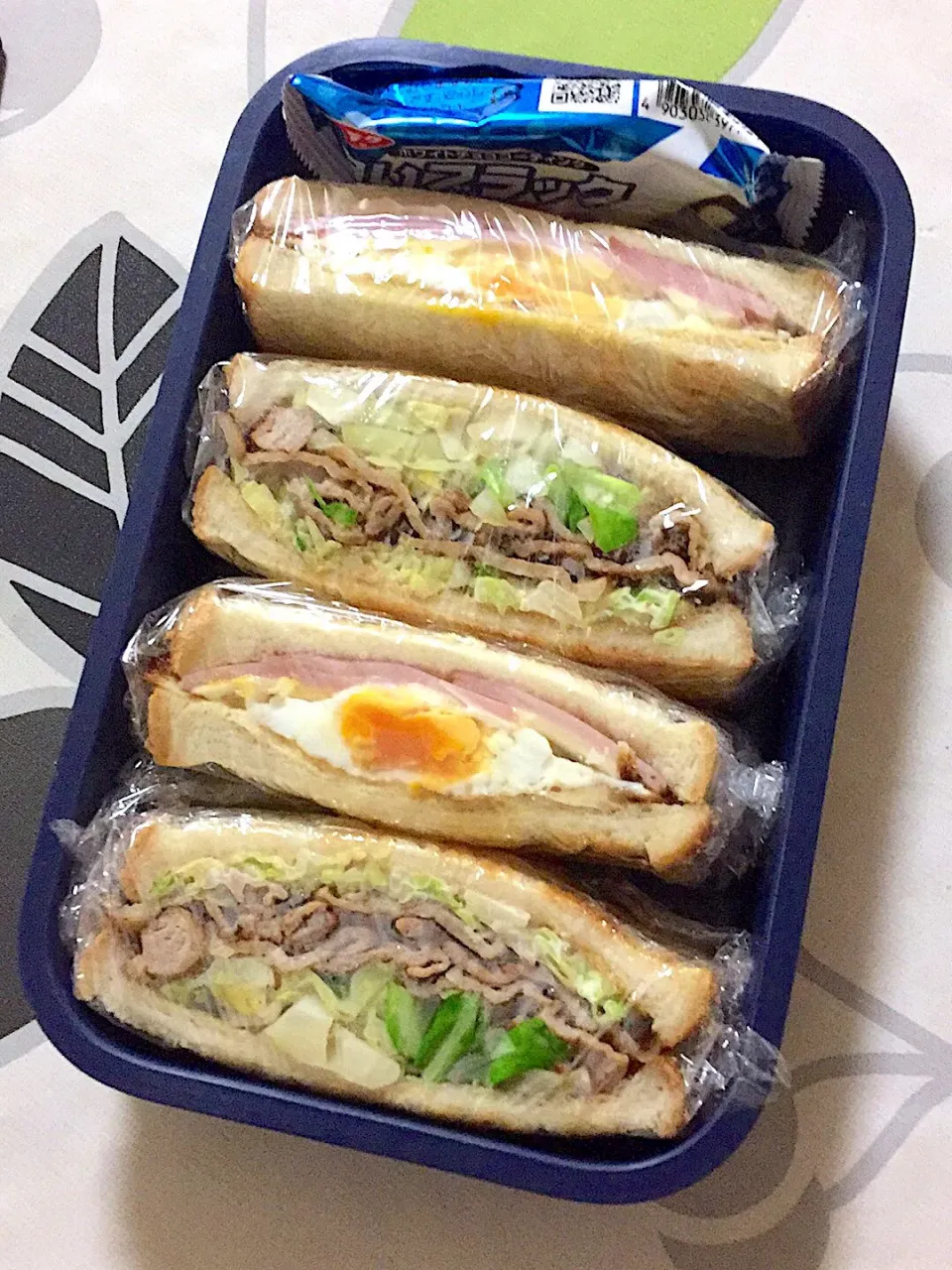 Snapdishの料理写真:20190111兄弁当🍱。ハムたまごサンドとキャベツ焼肉サンド。寝坊したらごはんなかったからサンドイッチ。|hanakoさん