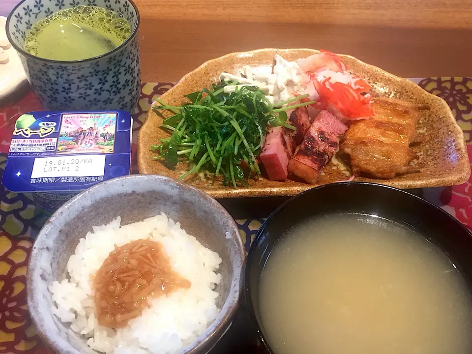 朝ごはん
はんぺん付焼き、ベーコンと豆苗の炒め物、カニカマ、ごぼうサラダ、白米、ナメタケ、揚げと玉ねぎの味噌汁、アロエヨーグルト、緑茶|かよちゃんさん