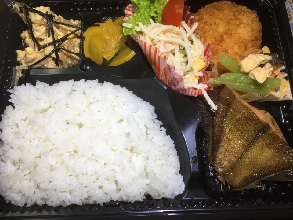 Snapdishの料理写真:カレイの煮付け 日替わり宅配弁当 豊川市配達|Naokazu Kuritaさん