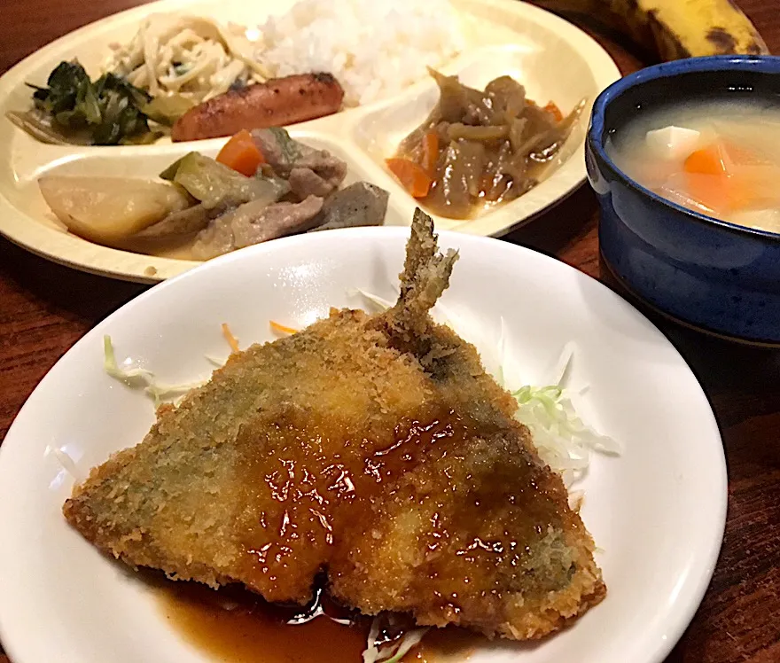 本日の賄い  晩ごはん⭐️⭐️🔆
アジフライ  ウィンナ  煮物  スパサラ  野沢菜漬け など|ぽんたさん