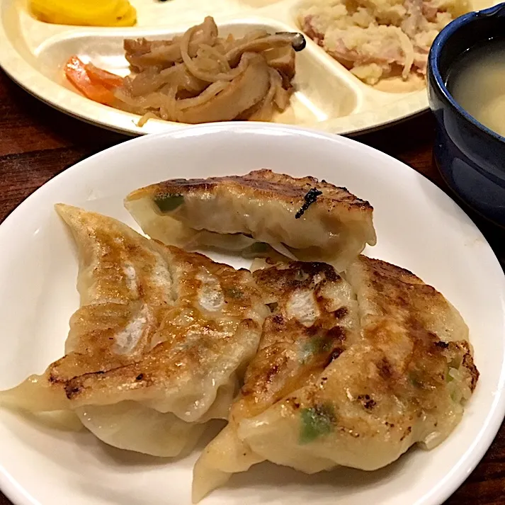 本日の賄い  晩ごはん⭐️⭐️⭐️
餃子  切り干し大根煮  ポテサラ など|ぽんたさん