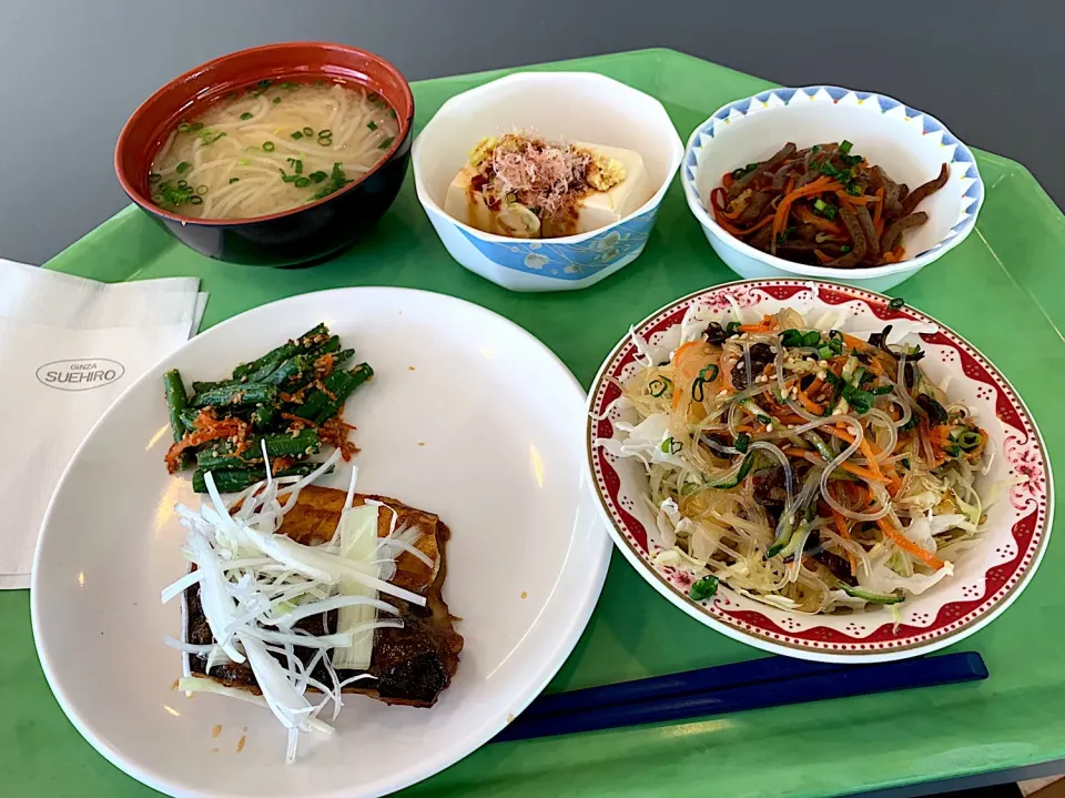 鯖の生姜焼、糸こんにゃくとえのきの金平、冷奴、春雨とキャベツのサラダ、味噌汁|Tadahiko Watanabeさん